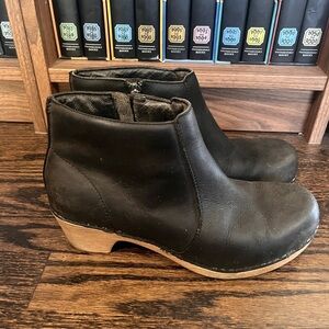 Dansko Black Ankle Booties with Zipper Closure